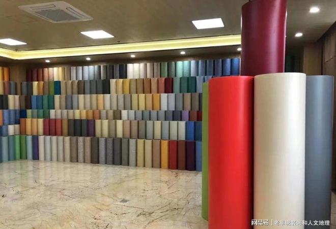 DB电竞塑胶地板的分类1：简单的分为卷材、片材、锁扣地板