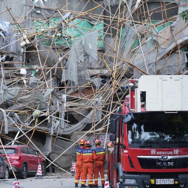 DB电竞险！施工人员被水泥砖块死死压住无法动弹